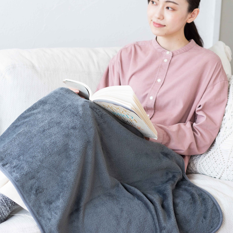 小さめのひざ掛けだと、ひざ周りしか温められないので足が寒いのですが、このブランケットは大判なので、ひざから腰、足先まですっぽり収まって、下半身全体を温めてくれます。