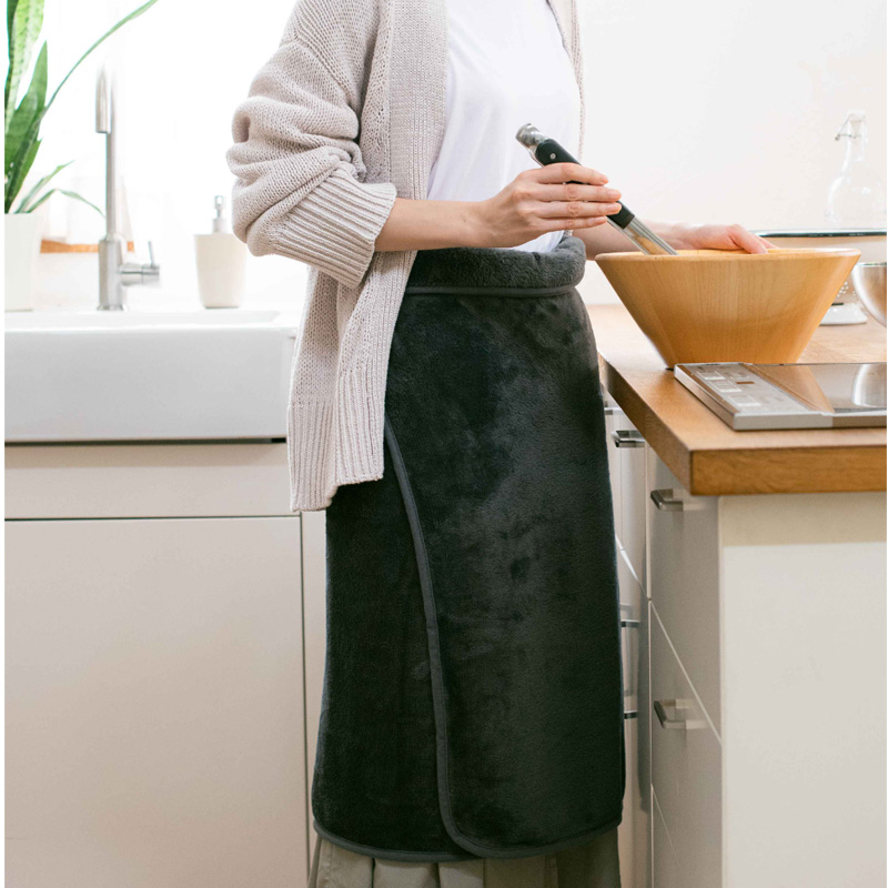 腰に巻き付けて、腰の部分のブランケットを外側に折り込むと、腰巻になります。底冷えのするキッチンでの作業中に、腰回りを温めることができるので、とても重宝しています。